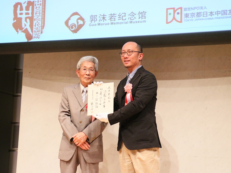 坂田昌一之子坂田文彥（左一）向郭沫若紀(jì)念館捐獻(xiàn)郭沫若致坂田昌一手跡。人民網(wǎng) 許可攝