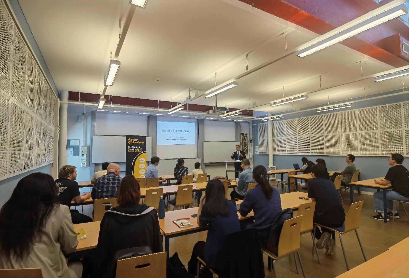 中國駐瑞典大使崔愛民與同學(xué)們互動并回答問題。中國駐瑞典大使館供圖