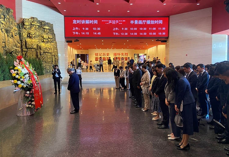 創(chuàng)價學(xué)會會長原田稔及青年代表團向中國人民抗日戰(zhàn)爭紀(jì)念館敬獻(xiàn)花籃。中國人民抗日戰(zhàn)爭紀(jì)念館供圖