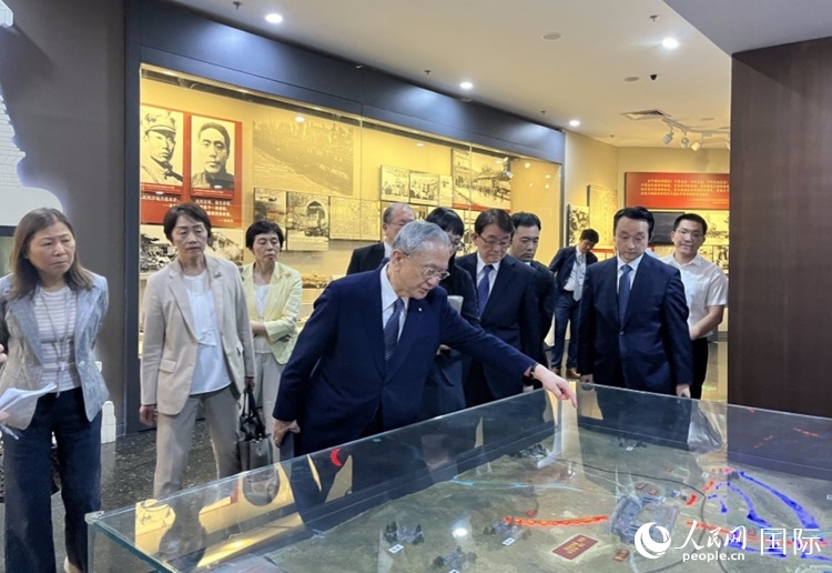 創(chuàng)價學(xué)會會長原田稔（中）與青年代表團成員訪問中國人民抗日戰(zhàn)爭紀(jì)念館。人民網(wǎng)記者 陳思攝