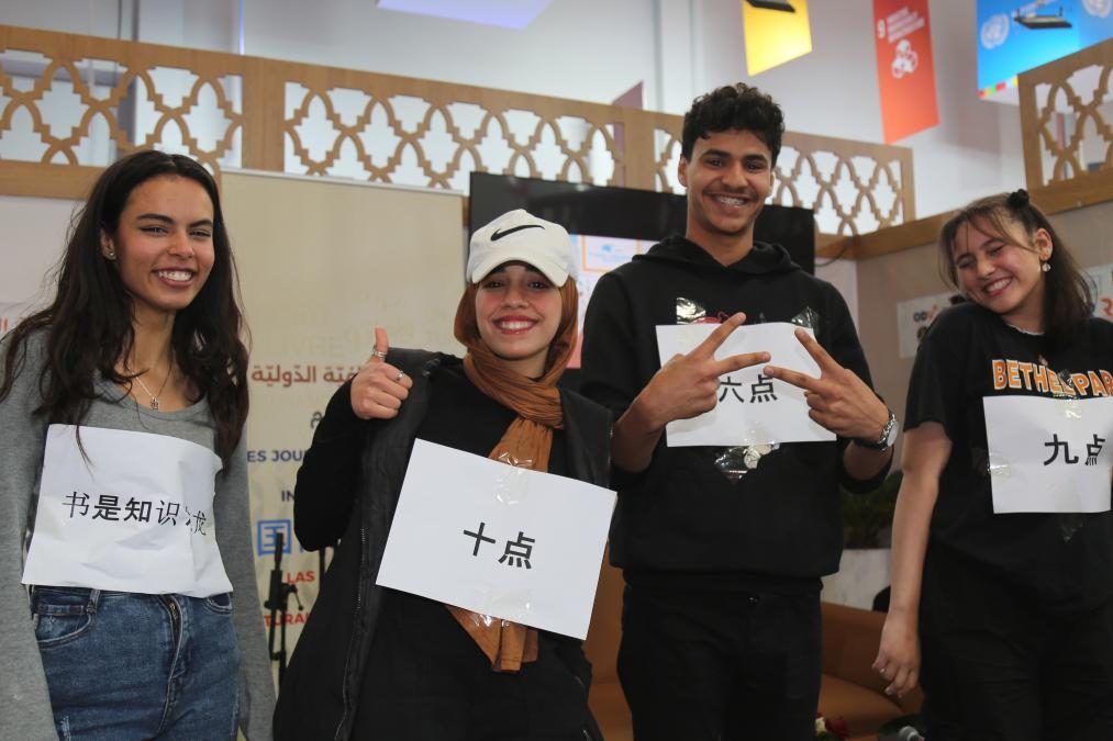 2024年4月24日，突尼斯高中生在首都突尼斯市舉辦的突尼斯國(guó)際書(shū)展上表演漢語(yǔ)節(jié)目。新華社發(fā)（阿代爾攝）