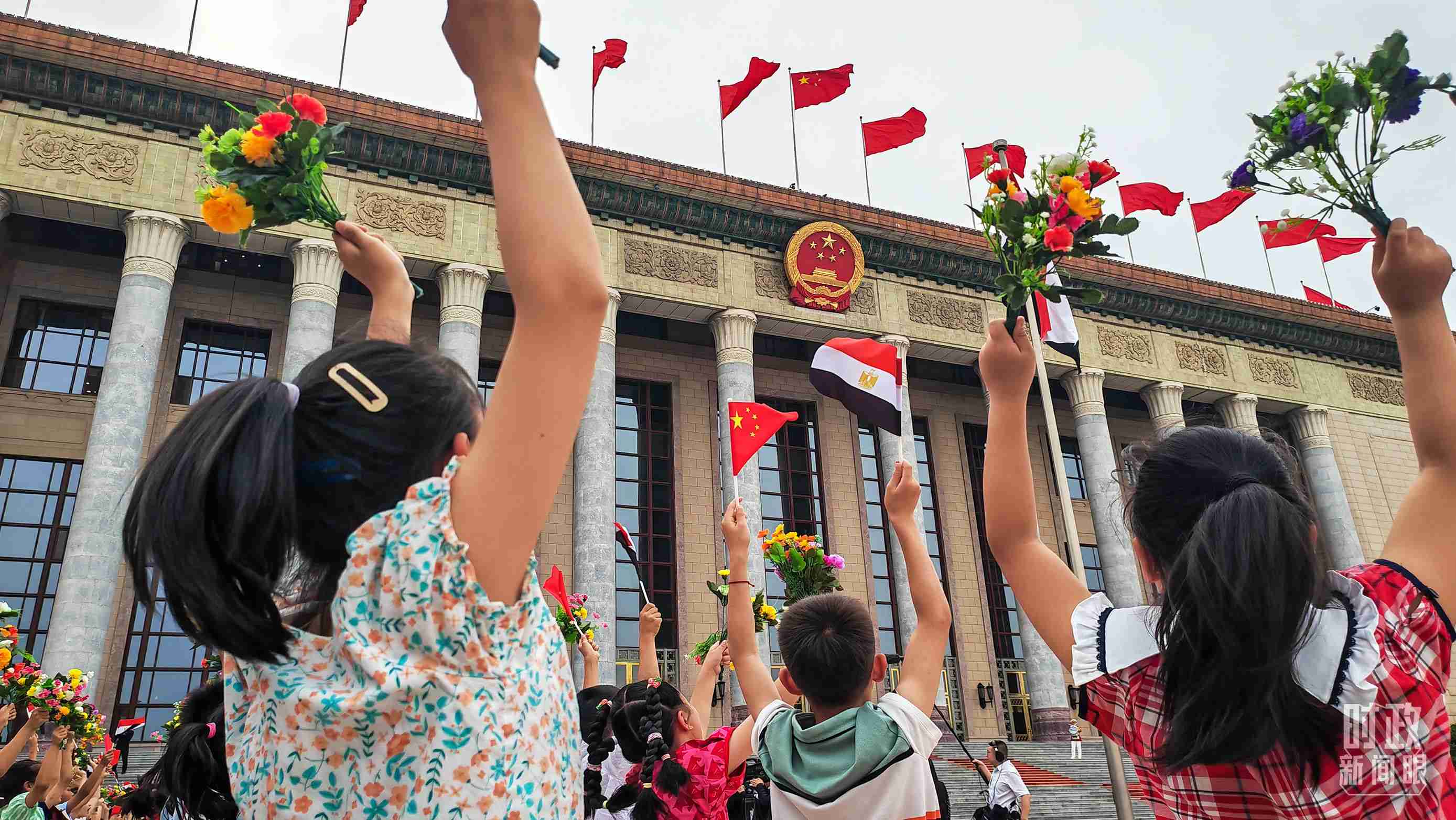 △5月29日下午，習(xí)近平主席舉行儀式歡迎埃及總統(tǒng)塞西訪華。圖為歡迎儀式現(xiàn)場(chǎng)的少年兒童。（總臺(tái)央視記者劉琦拍攝）