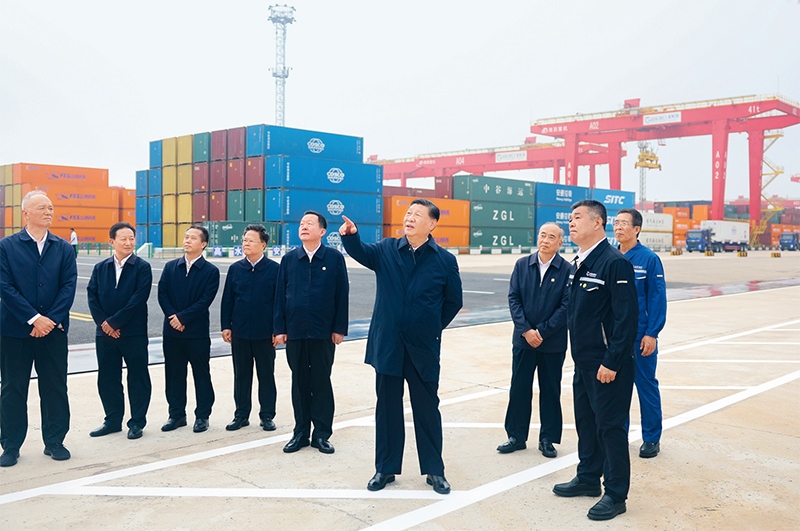2024年5月22日至24日，中共中央總書記、國家主席、中央軍委主席習(xí)近平在山東考察。這是22日下午，習(xí)近平在日照港察看全自動(dòng)化集裝箱碼頭作業(yè)場(chǎng)景。 新華社記者 鞠鵬/攝