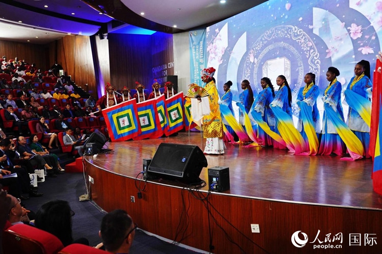 開幕式前，內(nèi)羅畢大學(xué)孔子學(xué)院學(xué)生進(jìn)行文藝表演。人民網(wǎng)記者 黃煒鑫攝