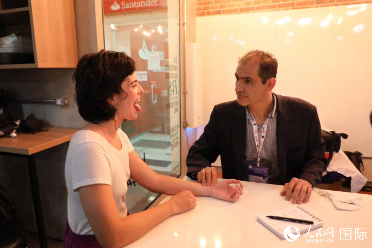 在巴西米納斯吉拉斯州首府貝洛奧里藏特開辦診所的中醫(yī)師保羅·貢扎爾韋斯，正在把脈并觀察舌苔。人民網(wǎng)記者 陳一鳴攝