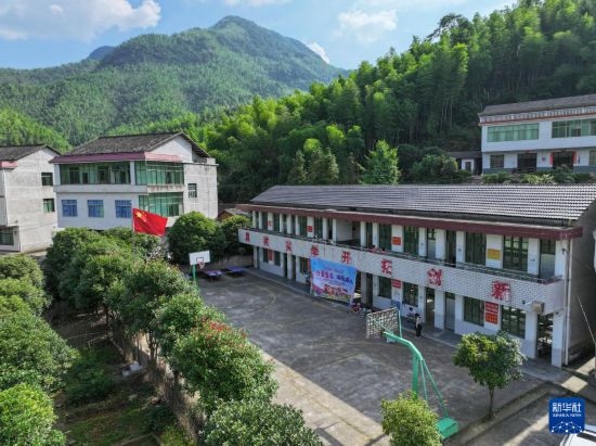 這是5月28日拍攝的湖南省衡陽市衡陽縣岣嶁鄉(xiāng)妙溪小學（無人機照片）。