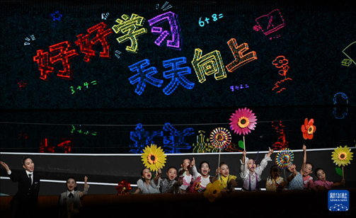 6月1日，演員在“我和祖國一起成長”主題演出活動中表演。新華社記者 金良快 攝