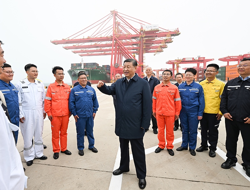 △2024年5月22日，習(xí)近平總書記在山東省日照港親切慰問(wèn)港口科技工作者、運(yùn)營(yíng)人員、航運(yùn)人員。