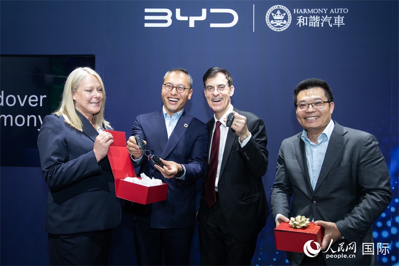 兩位英國(guó)消費(fèi)者獲得新車鑰匙。人民網(wǎng)記者 許立群攝影