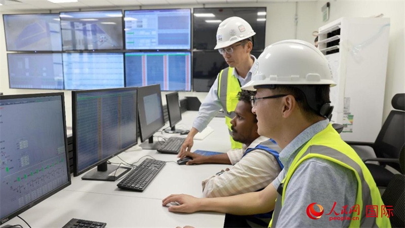 工作人員進(jìn)行倒送電準(zhǔn)備。人民網(wǎng)記者 管克江攝