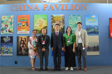 相關(guān)公司代表與中國(guó)駐里約熱內(nèi)盧總領(lǐng)館商務(wù)參贊敬艷輝在中國(guó)聯(lián)合展臺(tái)前合影。中廣國(guó)際公司供圖