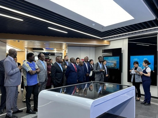 使節(jié)團(tuán)考察云上貴州大數(shù)據(jù)集團(tuán)展示中心。新華社記者 袁睿 攝