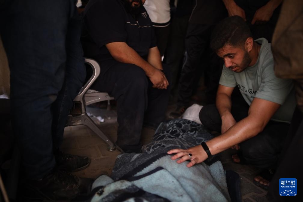 這是6月8日在加沙地帶中部努賽賴特難民營拍攝的以軍襲擊受害者。新華社發(fā)（馬爾萬·達(dá)烏德攝）