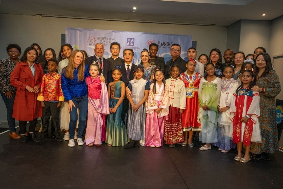 中南嘉賓與選手們合影。