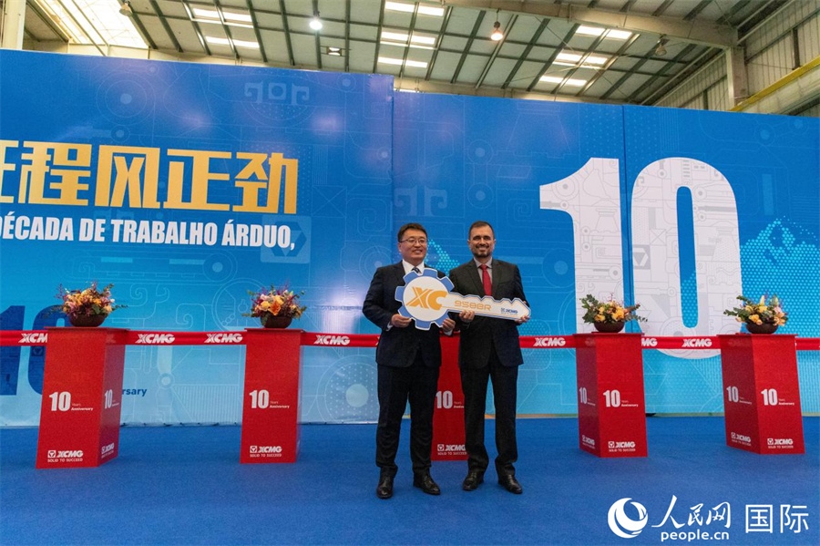 儀式上，徐工巴西制造總經理李寒光將第23456臺產品鑰匙交付給客戶巴西Simak公司首席執(zhí)行官安德森·阿布魯手中。 人民日報社拉美中心分社 威廉·科埃略·維亞納攝