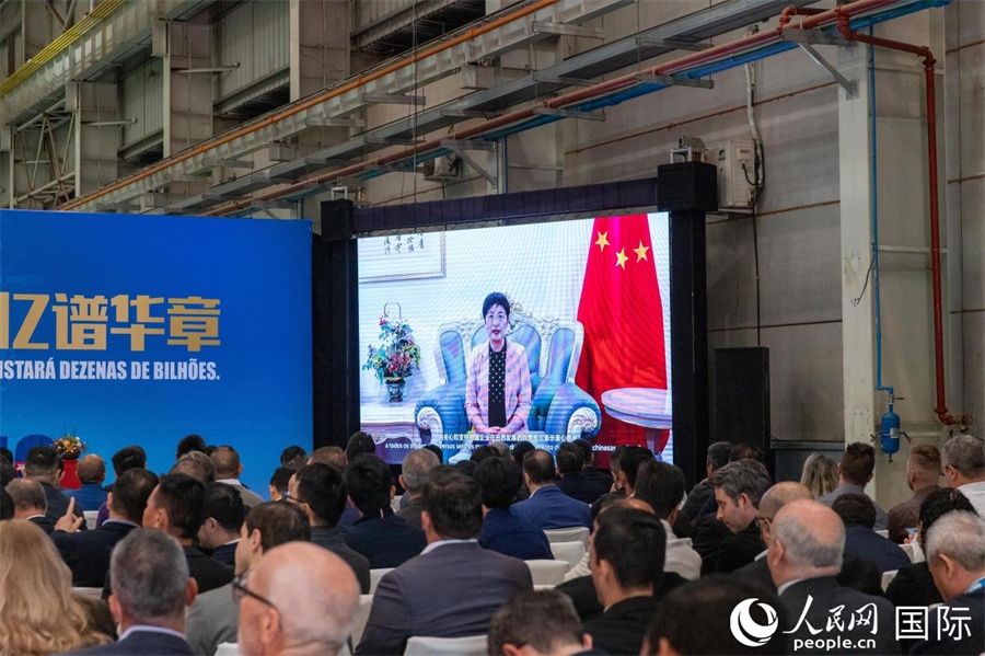 中國駐里約熱內盧總領事田敏在視頻致辭中表示，中國是米納斯吉拉斯州第一大貿易伙伴和重要投資來源國。近年來，雙方在貿易投資、科技創(chuàng)新、裝備制造、人文交流等領域開展了富有成果的合作。 人民日報社拉美中心分社 威廉·科埃略·維亞納攝