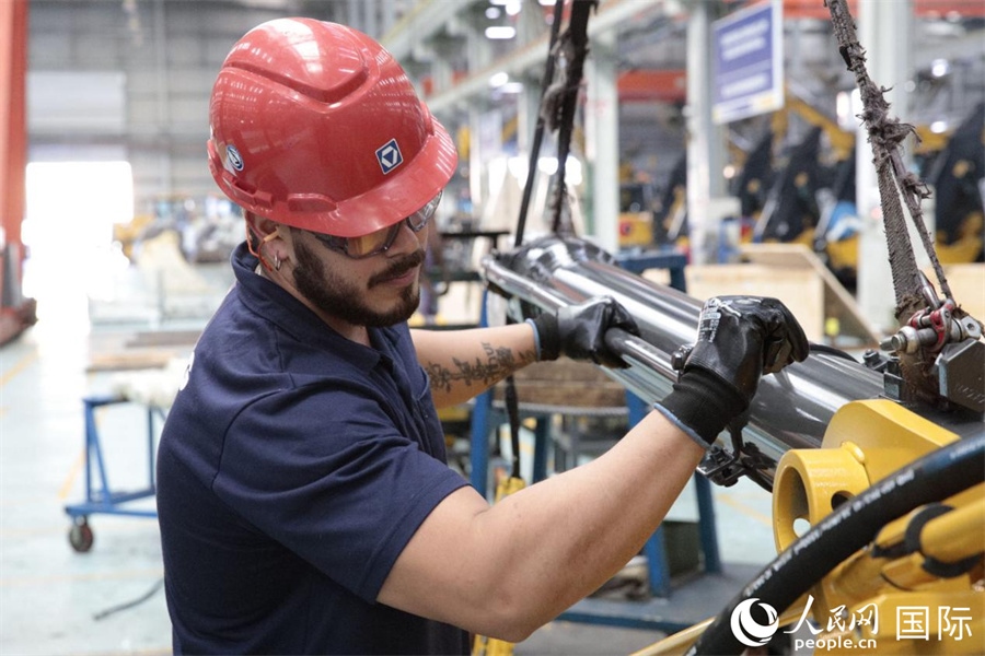 一名徐工巴西制造基地的當?shù)貑T工正在進行設備安裝和調試。 人民日報社拉美中心分社 威廉·科埃略·維亞納攝