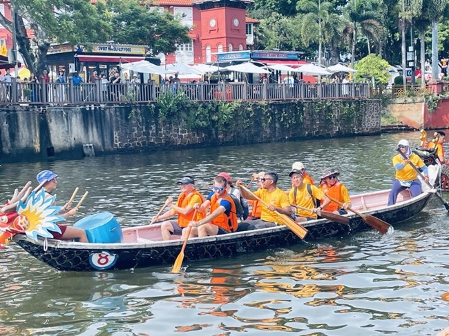多元種族共同奮輯前進(jìn)，體驗(yàn)在馬六甲河劃龍舟，引來大批游客駐足圍觀。組委會供圖
