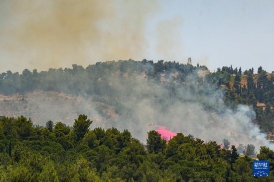6月12日，以色列北部加利利地區(qū)遭受火箭彈襲擊后冒出滾滾濃煙。新華社發(fā)（阿亞爾·馬戈林?jǐn)z/基尼圖片社）