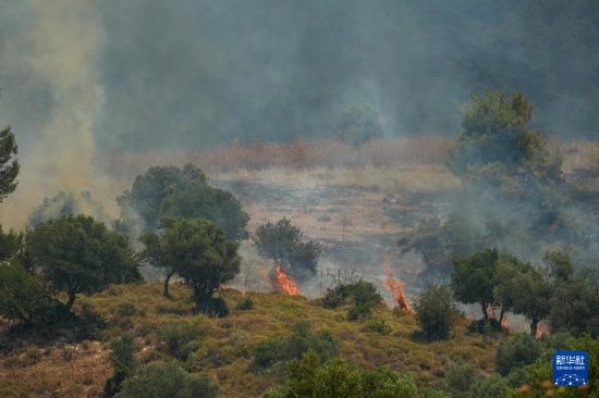 6月12日，以色列北部加利利地區(qū)遭受火箭彈襲擊后冒出滾滾濃煙。新華社發(fā)（阿亞爾·馬戈林?jǐn)z/基尼圖片社）