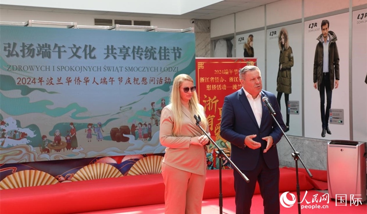 皮耶霍欽斯基（右）在活動(dòng)上致辭。人民網(wǎng)記者 李增偉攝