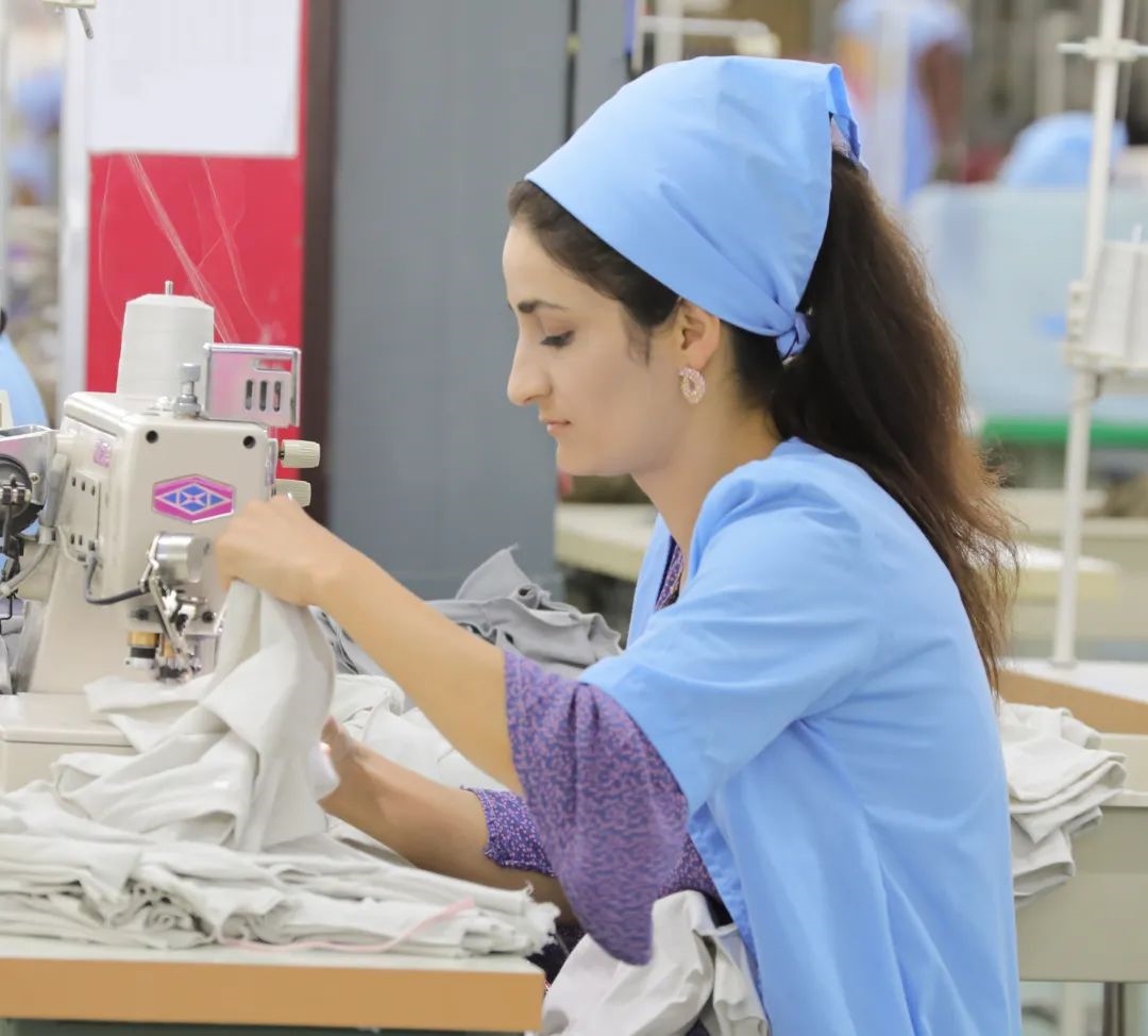 當(dāng)?shù)毓と苏谶M(jìn)行成衣縫紉。胡澤曦?cái)z