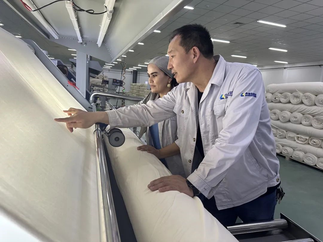 中方技術(shù)人員正在指導(dǎo)當(dāng)?shù)毓と?。屈佩攝