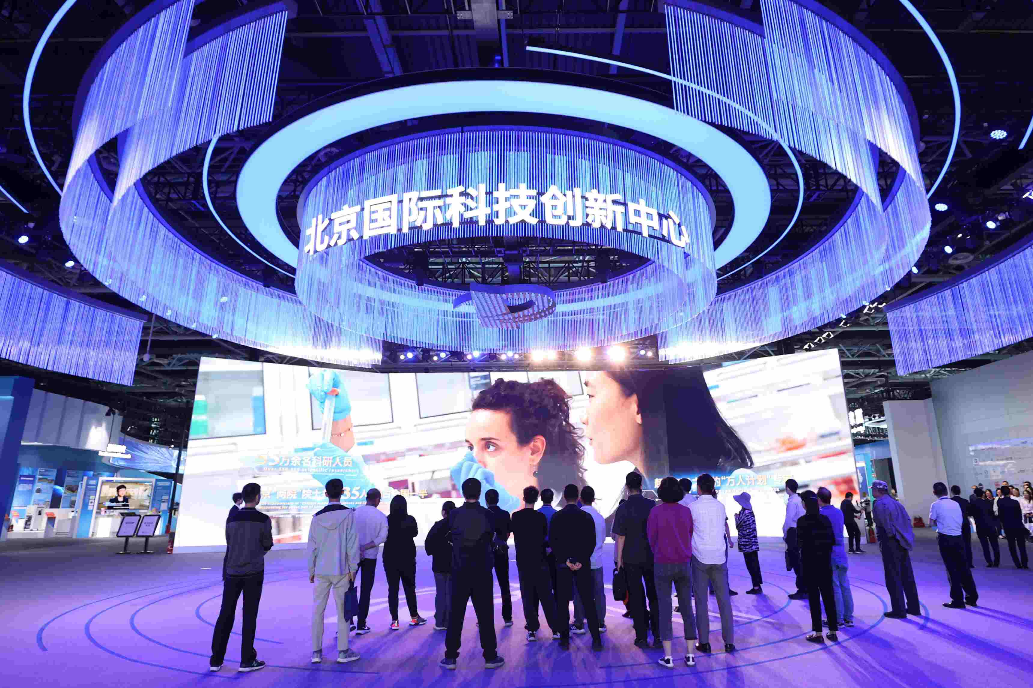 △2024年5月11日，觀眾在中關(guān)村展示中心觀看科技創(chuàng)新宣傳片。