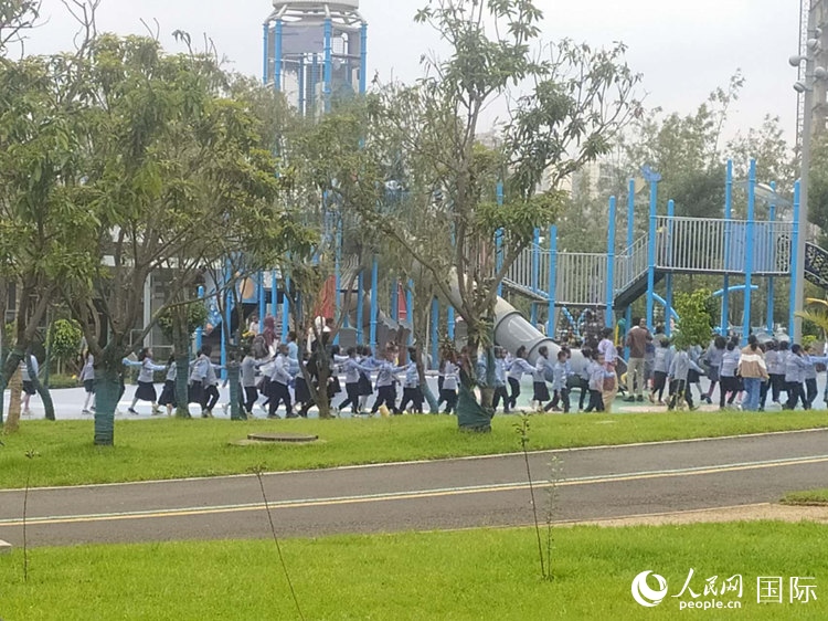 當(dāng)?shù)貎和诠珗@做游戲。人民網(wǎng)記者 黃培昭攝
