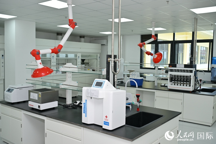 援緬甸國(guó)家疾控中心實(shí)驗(yàn)室內(nèi)。人民網(wǎng)記者 謝佳君攝