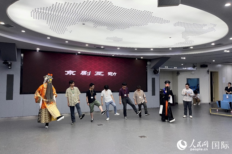 日本大學(xué)生代表團(tuán)學(xué)習(xí)京劇臺(tái)步。人民網(wǎng)記者 陳思攝