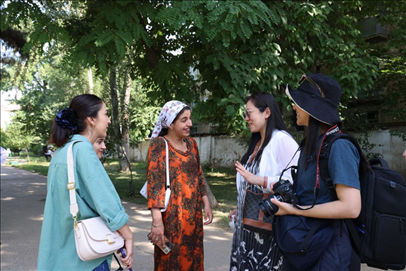 人民日?qǐng)?bào)記者和塔方記者在進(jìn)行交流。顏歡攝