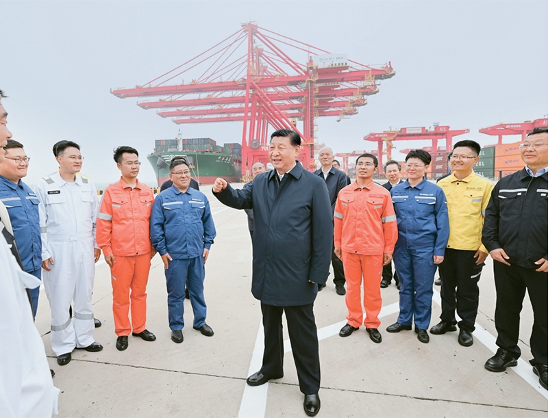2024年5月22日至24日，中共中央總書記、國家主席、中央軍委主席習(xí)近平在山東考察。這是22日下午，習(xí)近平在日照港親切慰問港口科技工作者、運(yùn)營(yíng)人員、航運(yùn)人員。 新華社記者 謝環(huán)馳/攝
