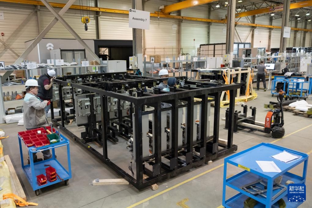 2024年1月26日，在匈牙利比奧托爾巴吉，員工在蔚來能源歐洲工廠工作。新華社發(fā)（弗爾季·奧蒂洛 攝）
