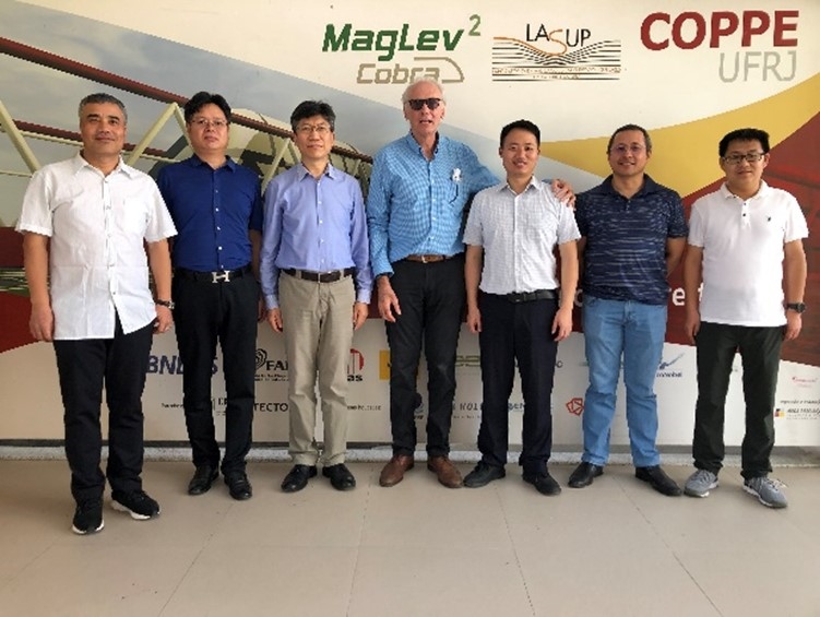 實驗室建設(shè)團隊主要負責人與巴西里約熱內(nèi)盧聯(lián)邦大學交流。西南交通大學供圖