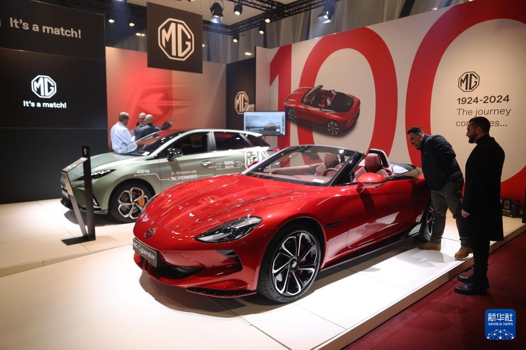 2024年1月17日，人們在比利時布魯塞爾舉辦的2024布魯塞爾汽車展上參觀上汽名爵電動汽車。新華社記者 趙丁喆 攝