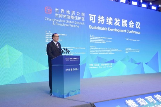  6月15日，聯(lián)合國教科文組織東亞地區(qū)辦事處主任夏澤翰在“長白山·世界地質(zhì)公園、世界生物圈保護區(qū)可持續(xù)發(fā)展會議”上做主旨演講。新華社發(fā)