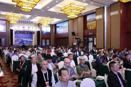  6月15日，“長白山·世界地質(zhì)公園、世界生物圈保護區(qū)可持續(xù)發(fā)展會議”現(xiàn)場。新華社發(fā)