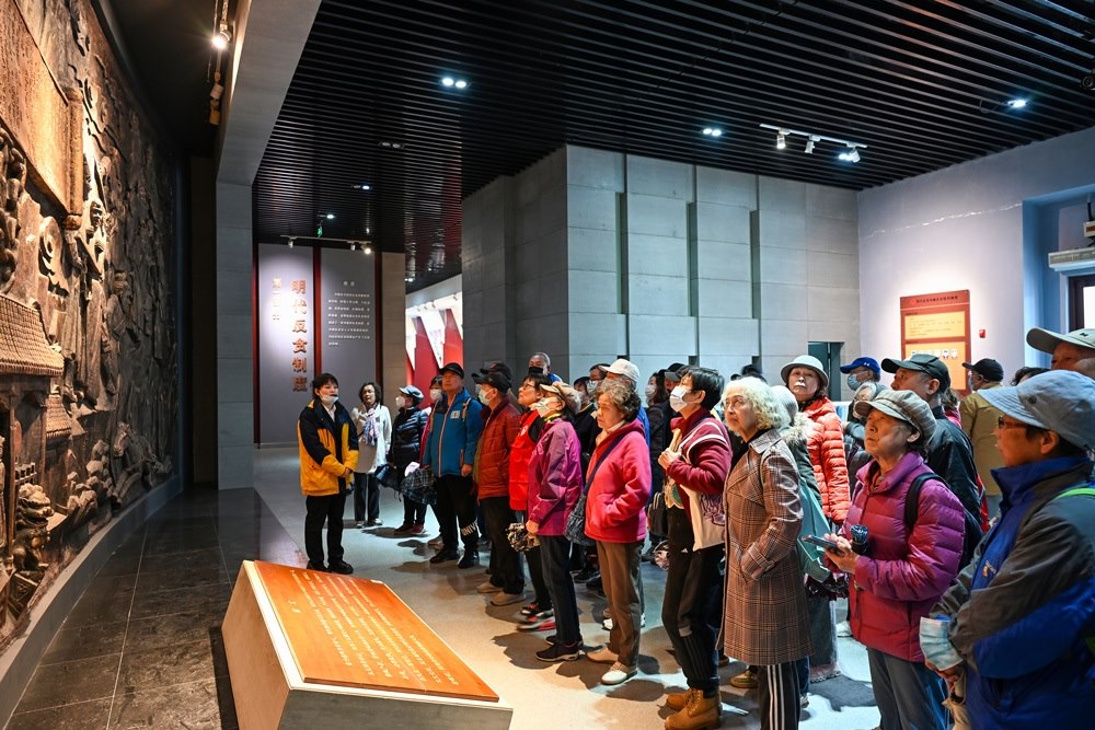 △ 2024年4月10日，北京朝陽區(qū)安慧里社區(qū)黨委組織離退休黨員參觀“明鏡昭廉”明代反貪尚廉歷史文化園。