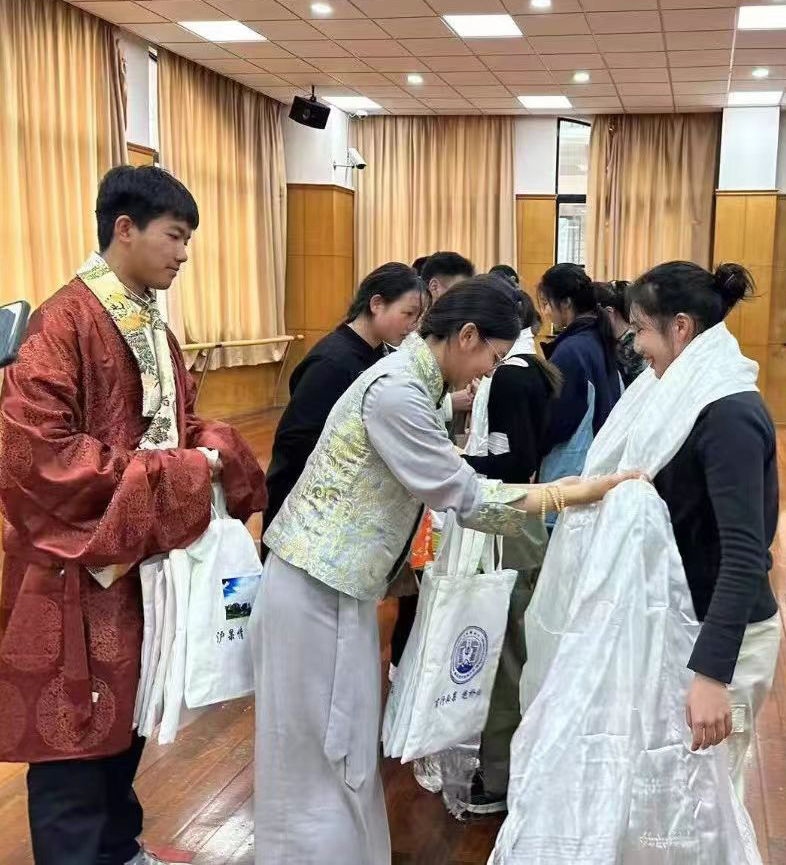 2024年1月18日，在上海市大同中學(xué)，果洛西寧民族中學(xué)學(xué)生給上海大同中學(xué)師生獻(xiàn)哈達(dá)。新華社發(fā)（果洛州教育局供圖）