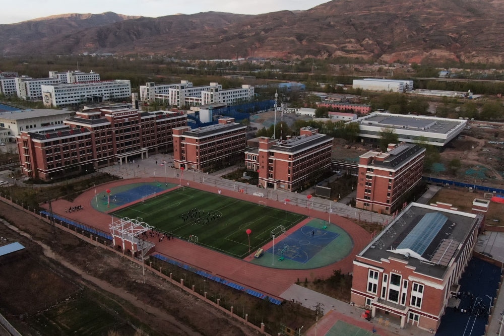 2021年4月28日拍攝的果洛西寧民族中學(xué)（無人機(jī)照片）。