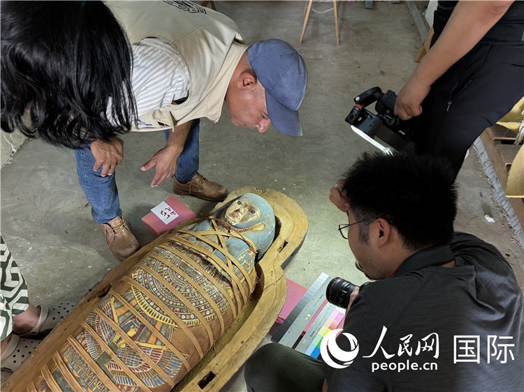 圖為中埃薩卡拉新出土文物數字化調查與研究項目團隊在工作現場。薛江攝