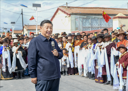 2021年6月7日至9日，習(xí)近平總書記在青海考察。這是8日下午，習(xí)近平在海北藏族自治州剛察縣沙柳河鎮(zhèn)果洛藏貢麻村考察時，同村民們親切交流。新華社記者 謝環(huán)馳 攝