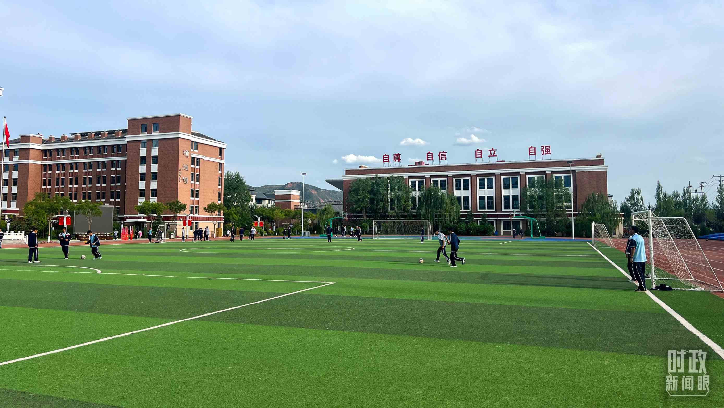 △果洛西寧民族中學(xué)。（總臺(tái)央視記者楊波、楊新禹拍攝）