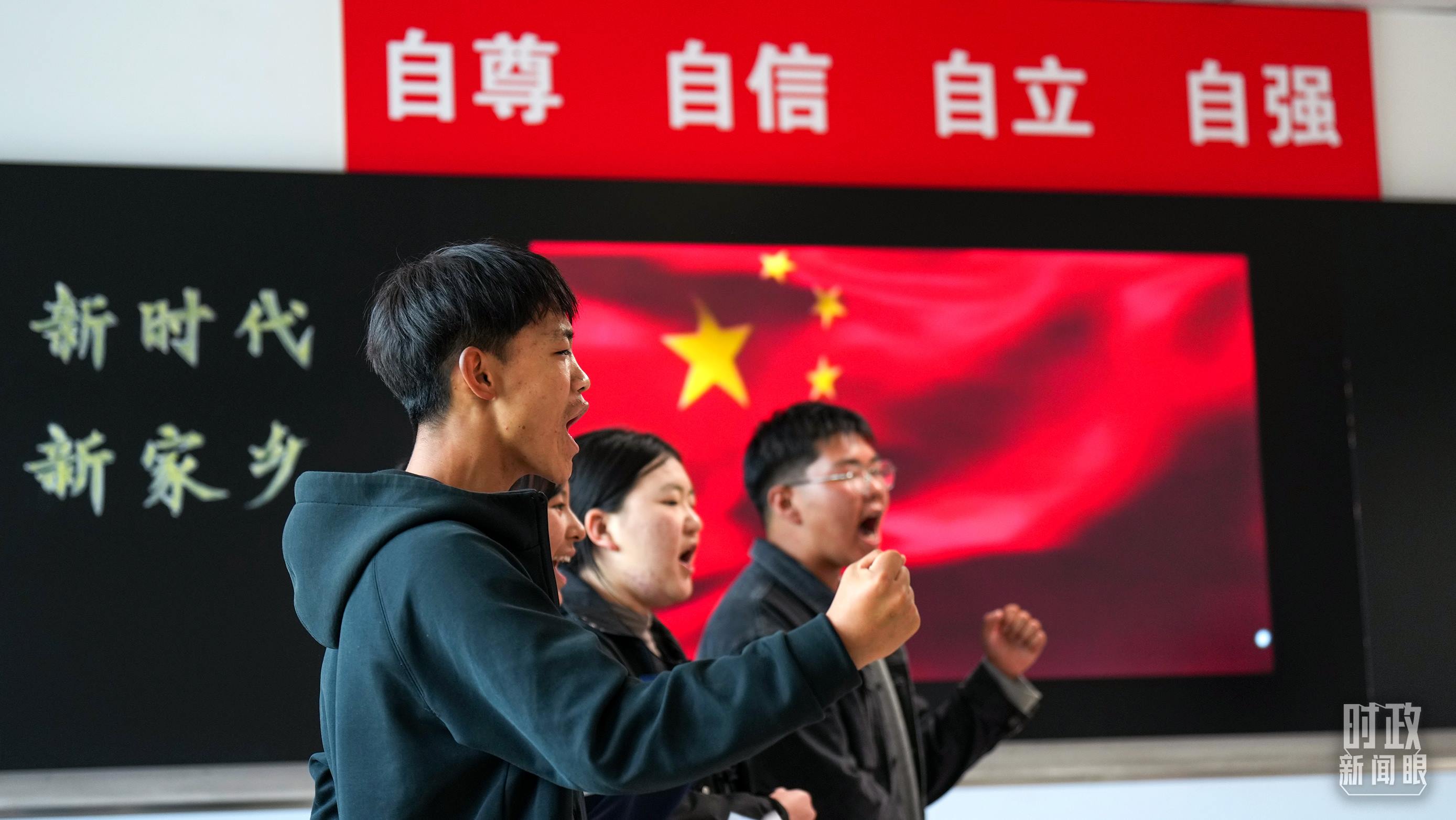 △果洛西寧民族中學(xué)高一（1）班的“新時(shí)代、新家鄉(xiāng)”主題思政課。（總臺(tái)央視記者許永松、國(guó)廣記者李晉拍攝）