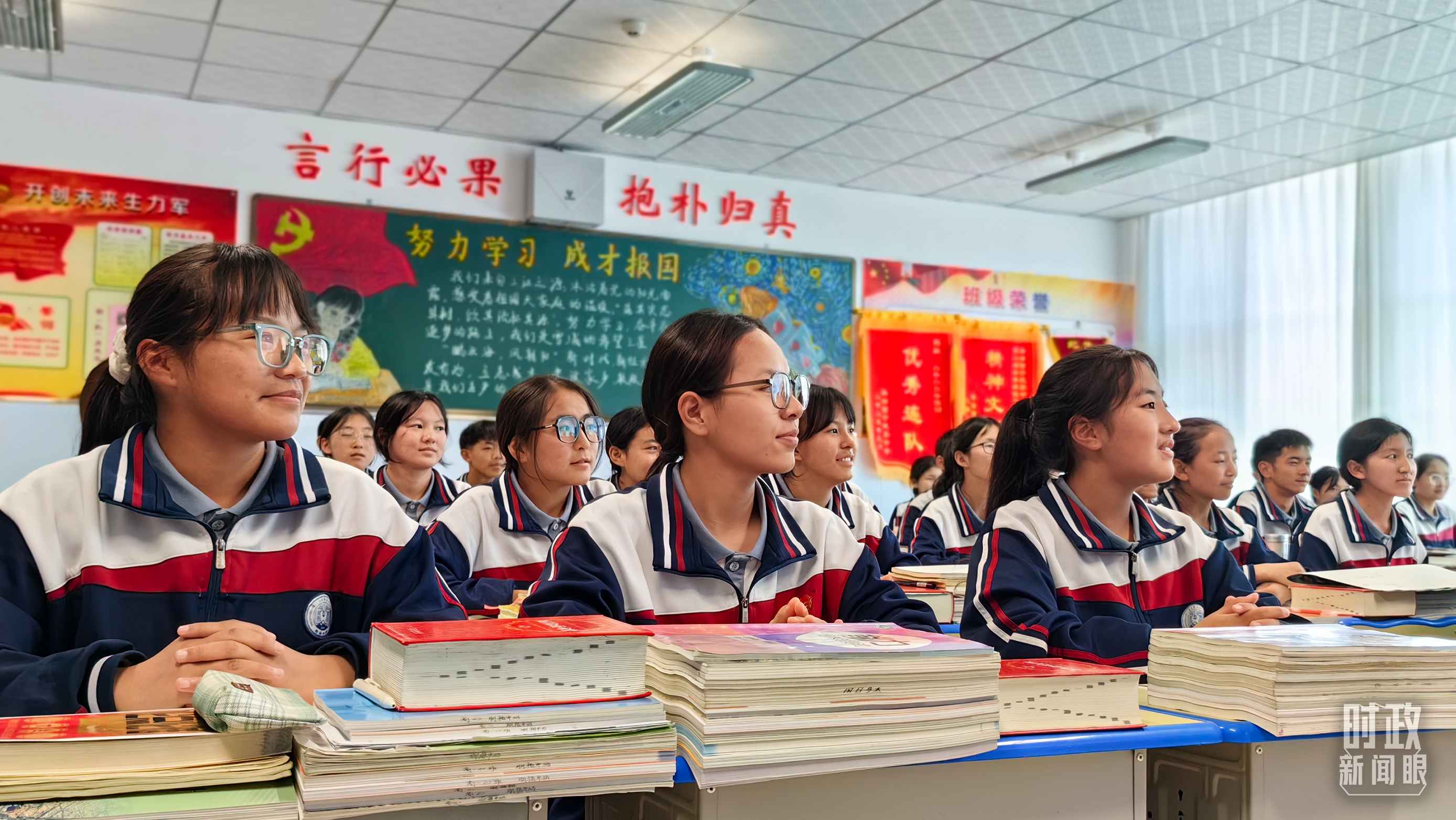 △果洛西寧民族中學(xué)高一（1）班的“新時(shí)代、新家鄉(xiāng)”主題思政課。（總臺(tái)央視記者段德文拍攝）