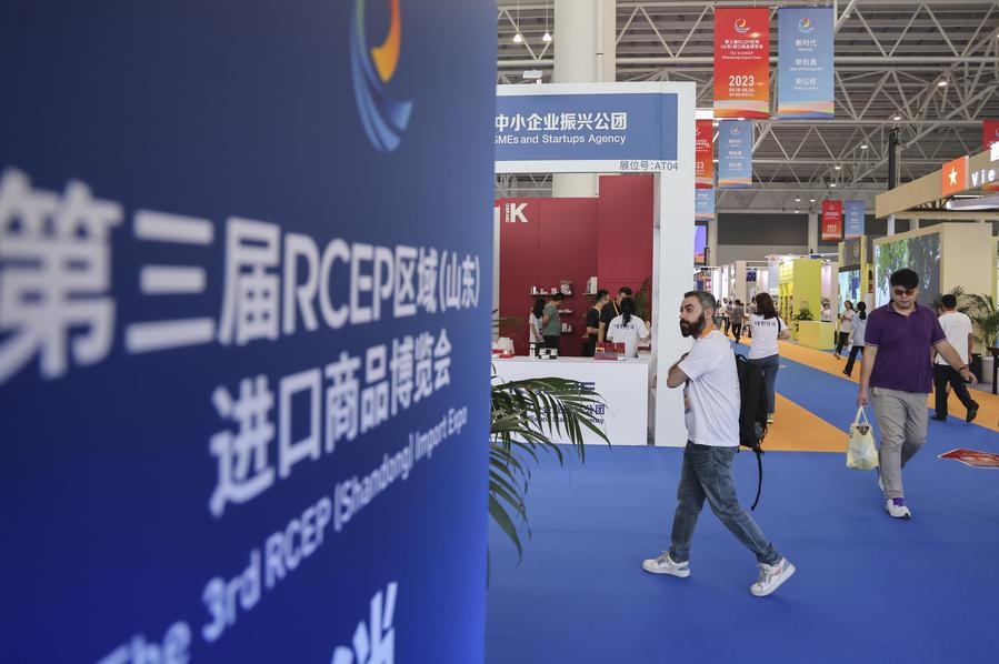 2023年8月18日，人們?cè)诘谌龑肦CEP區(qū)域（山東）進(jìn)口商品博覽會(huì)上參觀。新華社發(fā)（許傳寶 攝）