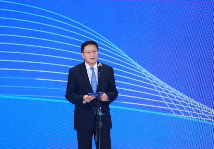 中國網(wǎng)總編輯王曉輝主持論壇。中國外文局供圖