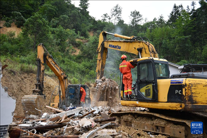 6月23日，救援人員在魚市鎮(zhèn)斗溪村龍?zhí)两M山體滑坡現(xiàn)場開展救援工作。新華社記者 陳振海 攝