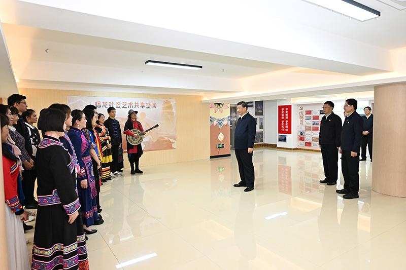 2023年12月14日，習(xí)近平總書記在廣西南寧市良慶區(qū)蟠龍社區(qū)黨群服務(wù)中心文體活動室同社區(qū)居民親切交流。